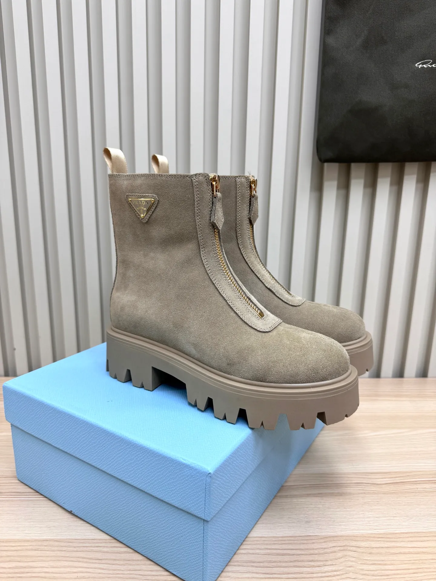 👟👟Ex-factory price 680👟👟 Prada / Prada couple's Martin boots are here, comfortable and elegant to wear. The original molded outsole of the counter is 1:1 replica. It is made of non-slip and wear-resistant imported TPU tin mold vacuum outsole. Tank-shaped thick sole. Fabric: imported anti-explosion cowhide. Lining: imported mixed sheepskin lining. Sheepskin foot pads. Outsole: tin molded beef tendon sole. Code number: 35-41 (42 customized)